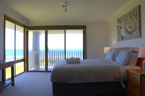 Augusta Beachfront Accommodation - Accommodation Port Macquarie 5