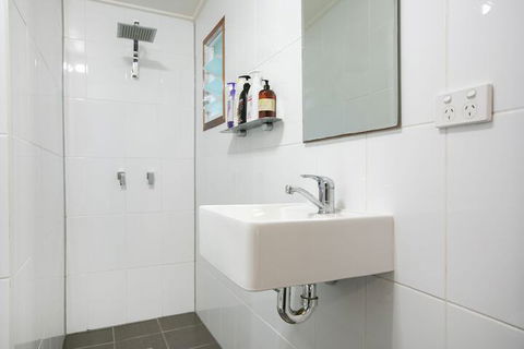 Tropical 3 Bedroom House, Pool Plus 4th Bedroom Bungalow - Accommodation Port Macquarie 3