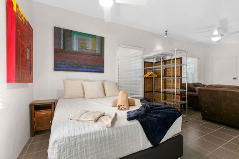 Tropical 3 Bedroom House, Pool Plus 4th Bedroom Bungalow - Accommodation Port Macquarie 5