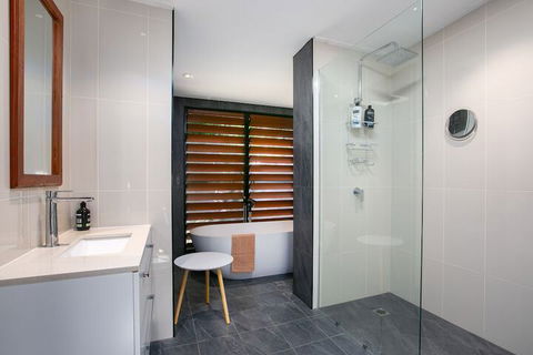 Tropical 3 Bedroom House, Pool Plus 4th Bedroom Bungalow - Accommodation Port Macquarie 2