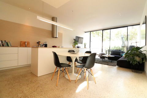 Inspired Designer Carlton North Terrace - Rejuvenate Stays - Accommodation Port Macquarie 3