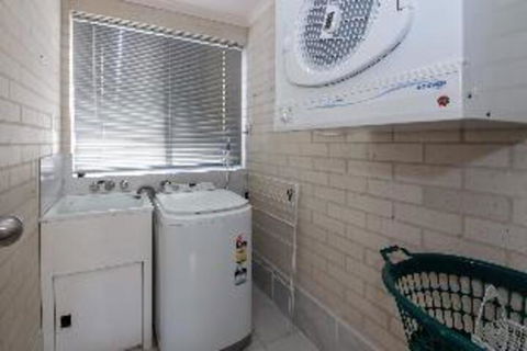 3 Bedroom House Classic View 2 / 49 Victoria Parade FREE WIFI - Accommodation Port Macquarie 2