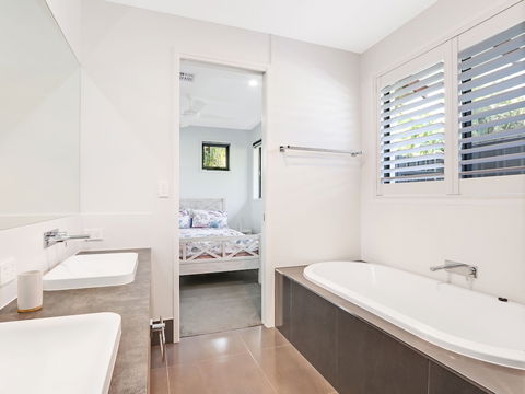 Adelong - Accommodation Port Macquarie 2