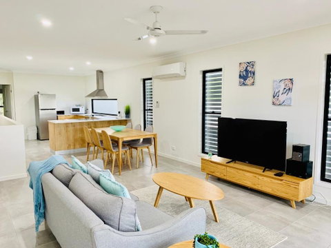 DAYDREAMING Airlie Beach Water Views & Only 200m To Boardwalk. - Accommodation Port Macquarie 1