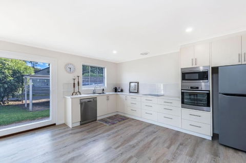 Lyons Cottage A Quaint Whalers Cottage In Heart Of Port Fairy - Accommodation Port Macquarie 3