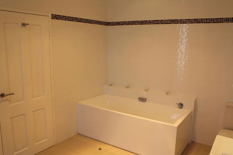 Gundaroo Manor Bed & Breakfast - Accommodation Port Macquarie 2