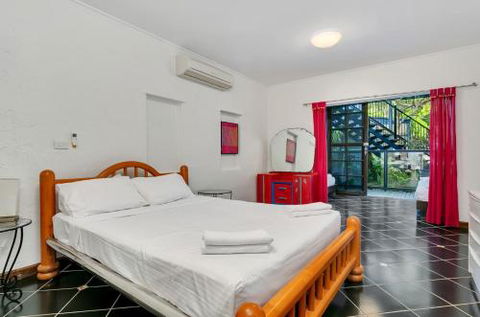 SANTORINIatPALM COVE - Accommodation Port Macquarie 5