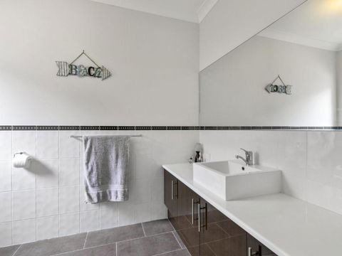 THE LOCH SURFSIDE WIFI NETFLIX PET FRIENDLY (OUTSIDE ONLY) - Accommodation Port Macquarie 5