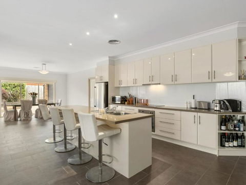 THE LOCH SURFSIDE WIFI NETFLIX PET FRIENDLY (OUTSIDE ONLY) - Accommodation Port Macquarie 2