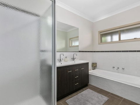 THE LOCH SURFSIDE WIFI NETFLIX PET FRIENDLY (OUTSIDE ONLY) - Accommodation Port Macquarie 1