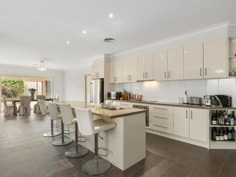 THE LOCH SURFSIDE WIFI NETFLIX PET FRIENDLY (OUTSIDE ONLY) - Accommodation Port Macquarie 6