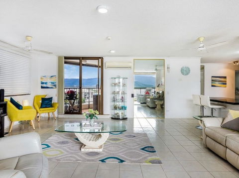Cairns Ocean View Apartment In Aquarius - Accommodation Port Macquarie 6