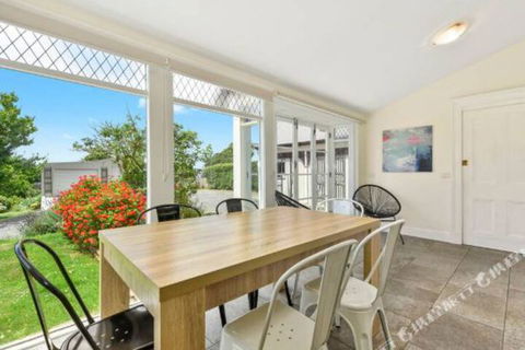 Rose Garden Spacious Family Home Near CBD - Accommodation Port Macquarie 6