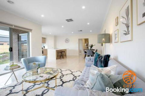 109Cozy Cranbourne Family House5Bed2Bath2Parking - Accommodation Port Macquarie 6