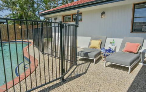 Quiet Pet Friendly Home 3 Houses To Beach Entry With Private Pool Walk To Shops - Accommodation Port Macquarie 5