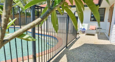 Quiet Pet Friendly Home 3 Houses To Beach Entry With Private Pool Walk To Shops - Accommodation Port Macquarie 6