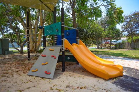 Quiet Pet Friendly Home 3 Houses To Beach Entry With Private Pool Walk To Shops - Accommodation Port Macquarie 1