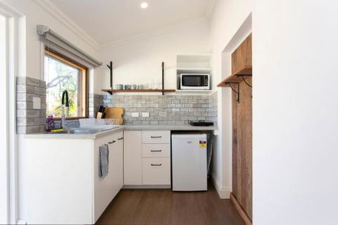 Dingo At White Gum Lodge - Accommodation Port Macquarie 3