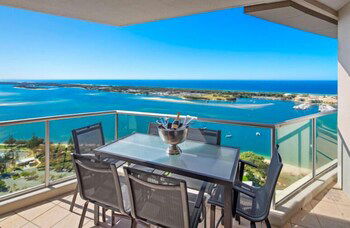 Luxury 3BR Apt With Incredible Views - Accommodation Port Macquarie 5