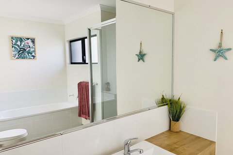 WHITSUNDAY Spacious & Comfortable Moments From Picturesque Boardwalk - Accommodation Port Macquarie 5