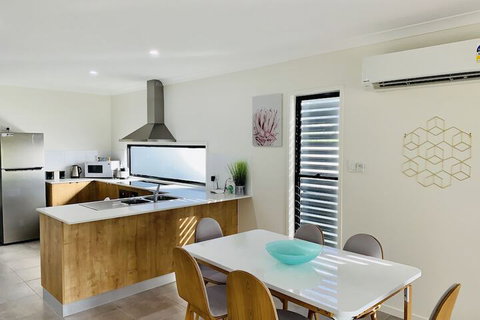 WHITSUNDAY Spacious & Comfortable Moments From Picturesque Boardwalk - Accommodation Port Macquarie 6
