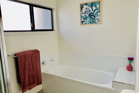 WHITSUNDAY Spacious & Comfortable Moments From Picturesque Boardwalk - Accommodation Port Macquarie 4