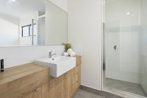 WHITSUNDAY Spacious & Comfortable Moments From Picturesque Boardwalk - Accommodation Port Macquarie 3