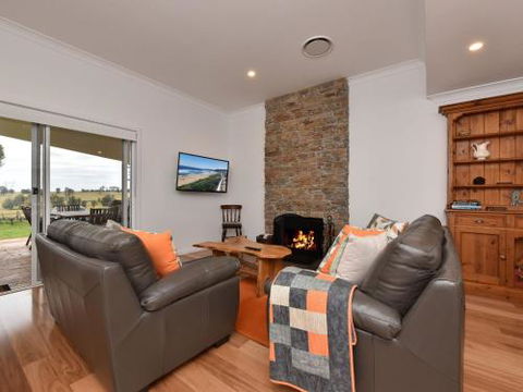 Kinloch Cottage Renovated To New On Daisy Hill Vineyard - Accommodation Port Macquarie 1