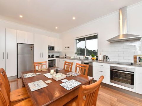 Kinloch Cottage Renovated To New On Daisy Hill Vineyard - Accommodation Port Macquarie 0