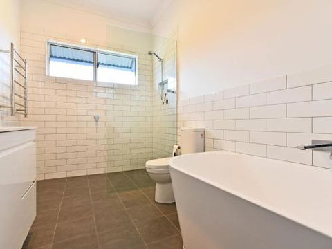 Kinloch Cottage Renovated To New On Daisy Hill Vineyard - Accommodation Port Macquarie 6