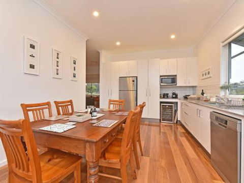 Kinloch Cottage Renovated To New On Daisy Hill Vineyard - Accommodation Port Macquarie 5