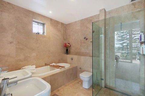 Oceanfront Penthouse Stylish & Luxurious. - Accommodation Port Macquarie 2