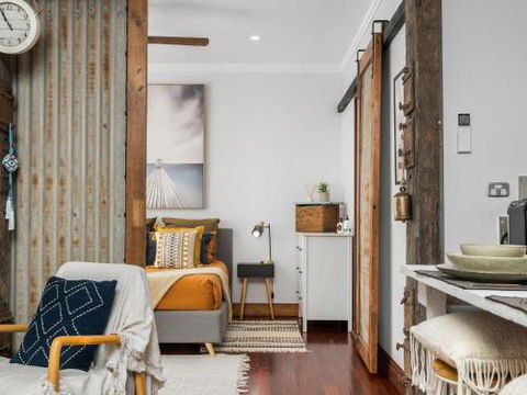 Black Beauty Studio - Accommodation Port Macquarie 0