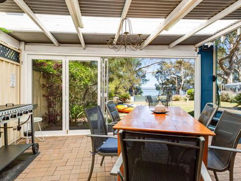 SORRENTO LAKESIDE Sanctuary Point 4pm Check Out Sundays - Accommodation Port Macquarie 2