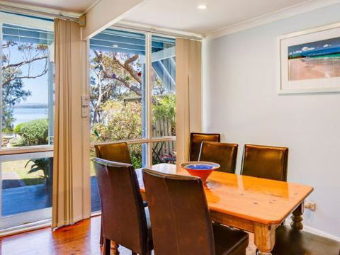 SORRENTO LAKESIDE Sanctuary Point 4pm Check Out Sundays - Accommodation Port Macquarie 3