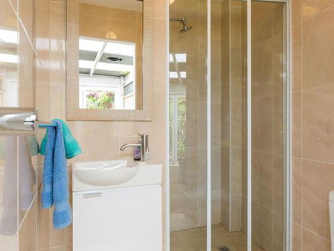 SORRENTO LAKESIDE Sanctuary Point 4pm Check Out Sundays - Accommodation Port Macquarie 4