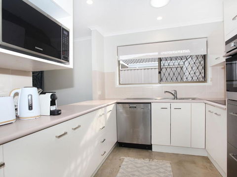 April 19 4 Bedroom Home On Canal With Pool Pontoon Aircon & WiFi! - Accommodation Port Macquarie 6