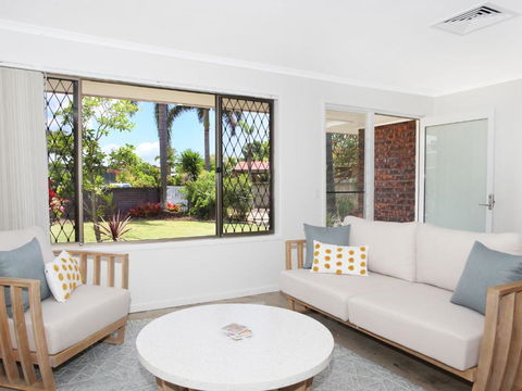 April 19 4 Bedroom Home On Canal With Pool Pontoon Aircon & WiFi! - Accommodation Port Macquarie 4