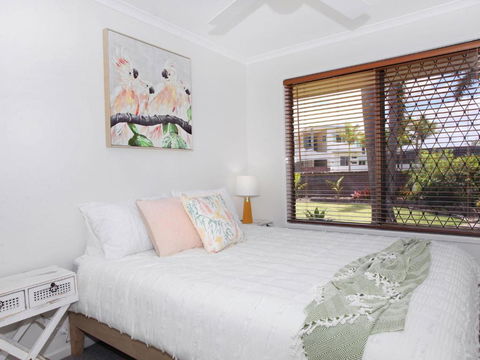 April 19 4 Bedroom Home On Canal With Pool Pontoon Aircon & WiFi! - Accommodation Port Macquarie 5
