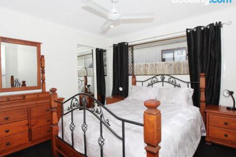 Schirrmann 56 Four Bedroom Home On Canal With Pool Pontoon Aircon & WiFi! - Accommodation Port Macquarie 2