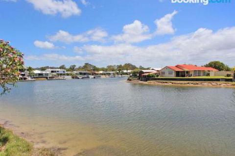 Schirrmann 56 Four Bedroom Home On Canal With Pool Pontoon Aircon & WiFi! - Accommodation Port Macquarie 3
