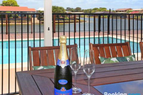 Schirrmann 56 Four Bedroom Home On Canal With Pool Pontoon Aircon & WiFi! - Accommodation Port Macquarie 5