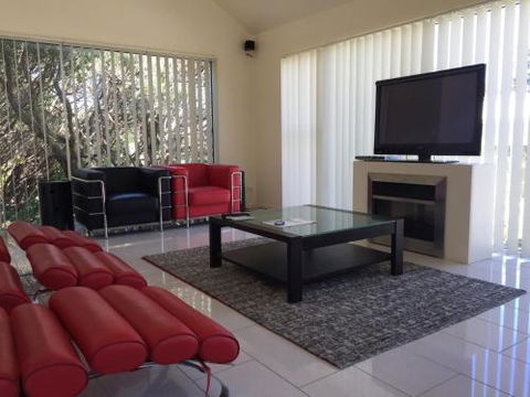 The White House Sandy Point - Accommodation Port Macquarie 3