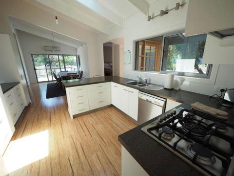 Sleepy Hollow Sandy Point - Accommodation Port Macquarie 3