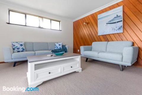 Stingray Shores Your Riverside Escape - Accommodation Port Macquarie 2