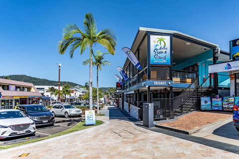Airlie Sun & Sand Accommodation 3 - Accommodation Port Macquarie 0