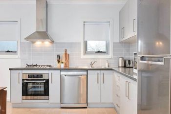 Chic Modern & Designer Apartment - Accommodation Port Macquarie 4