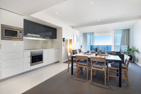 H Residences 2 Bedroom Ocean View In Surfers Paradise - Accommodation Port Macquarie 3