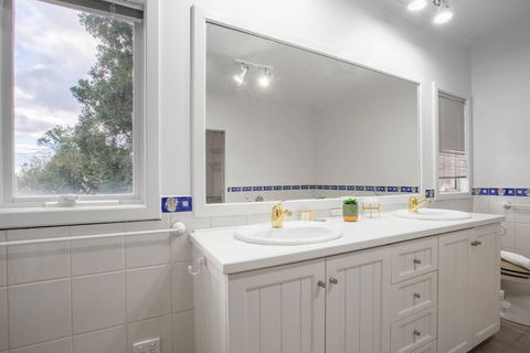 Lots Love Life Garden View Amazing Five Bedrooms - Accommodation Port Macquarie 5