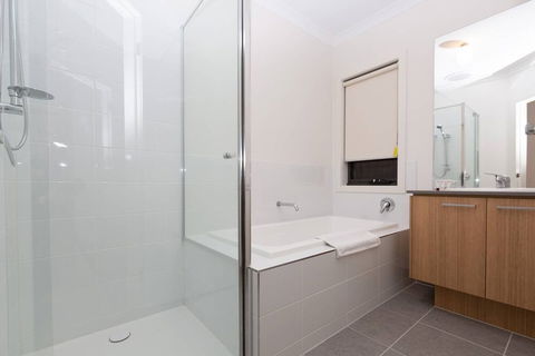 Resortstyle 4BR House With Parking@werribee - Accommodation Port Macquarie 1